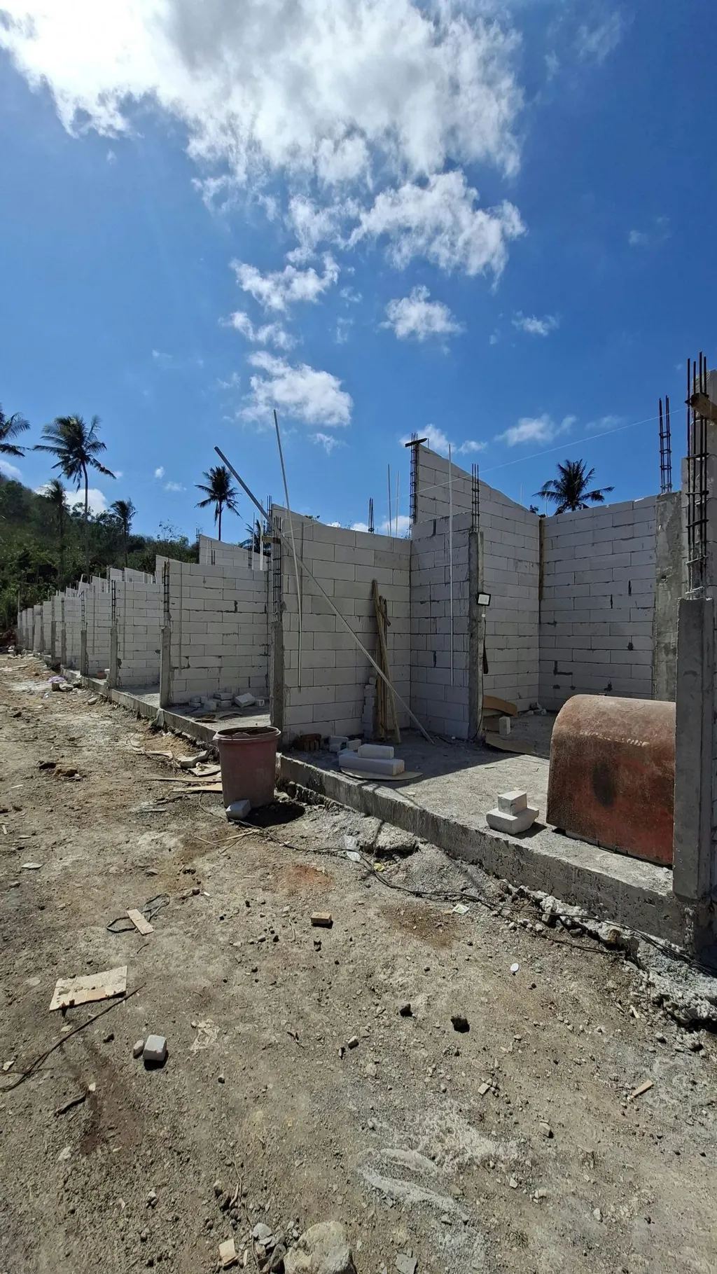 Muros y pilares de las unidades levantados en la obra de Habitat CoLiving en Kuta, octubre de 2026